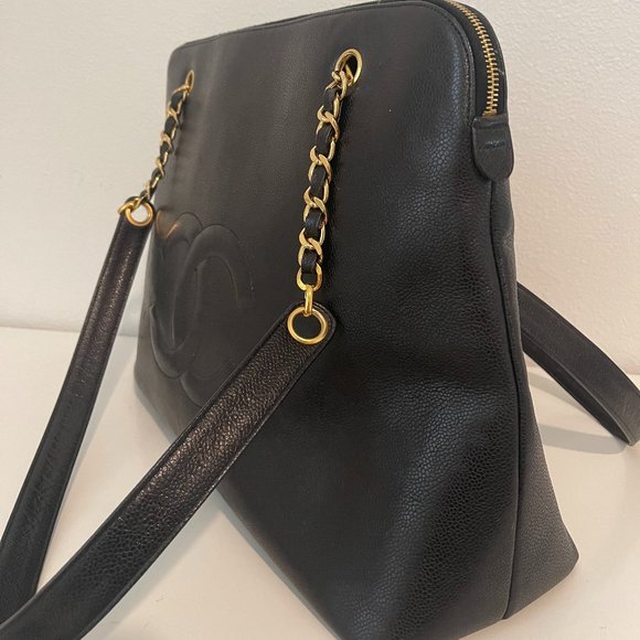 LARGE CHANEL Caviar Leather Shoulder Bag with Gold hardware - Picture 3 of 11